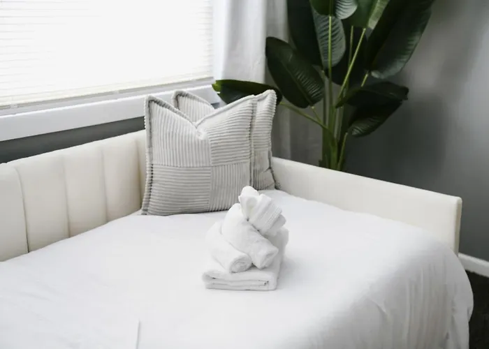 Apartment Sleeps7 • 2br • Coffee Station • Backyard W/ Grill Chicago