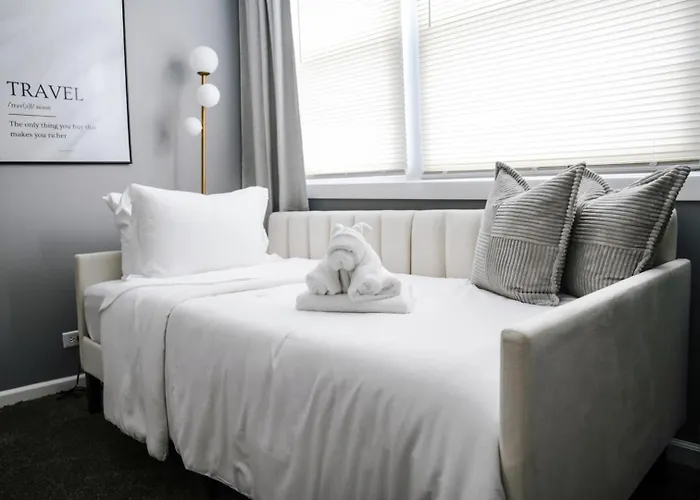 Apartment Sleeps7 • 2br • Coffee Station • Backyard W/ Grill